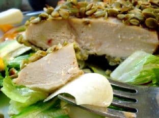 Imagen de Ensalada de Pollo con Costra de Pepitas y Vinagreta de Adobo Dulce